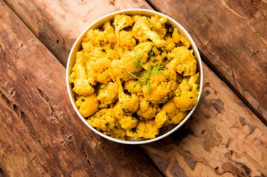 Gobi Masala kuru / karnabahar Sabzi hizmet bir kase içinde. seçici odak