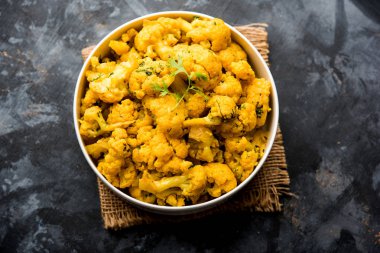 Gobi Masala kuru / karnabahar Sabzi hizmet bir kase içinde. seçici odak