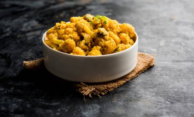 Gobi Masala kuru / karnabahar Sabzi hizmet bir kase içinde. seçici odak