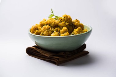 Gobi Masala kuru / karnabahar Sabzi hizmet bir kase içinde. seçici odak