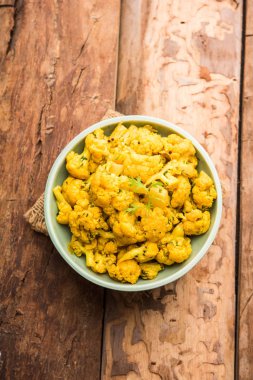 Gobi Masala kuru / karnabahar Sabzi hizmet bir kase içinde. seçici odak