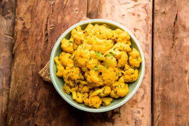 Gobi Masala kuru / karnabahar Sabzi hizmet bir kase içinde. seçici odak