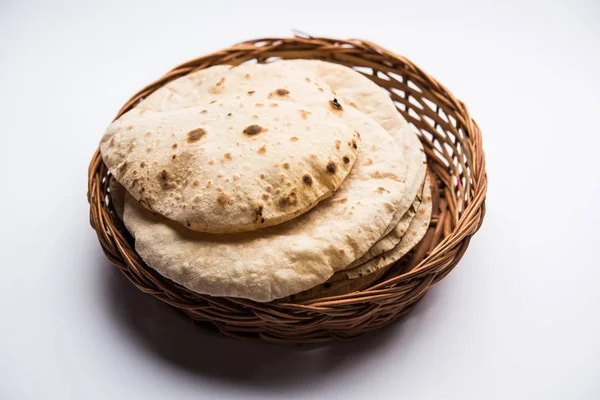 チャパティ Tava ロティ インドのパンや Fulka Phulka としても知られています インド パキスタンの昼食 夕食の主な成分は — ストック写真