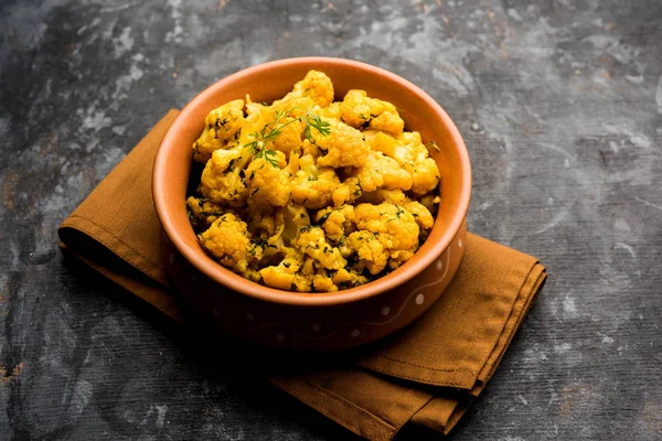 Suché Gobi Masala Květák Sabzi Podávané Misce Selektivní Fokus — Stock fotografie