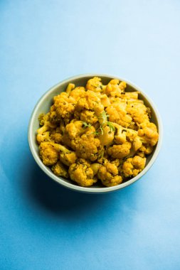 Gobi Masala kuru / karnabahar Sabzi hizmet bir kase içinde. seçici odak