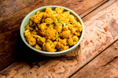 Gobi Masala kuru / karnabahar Sabzi hizmet bir kase içinde. seçici odak