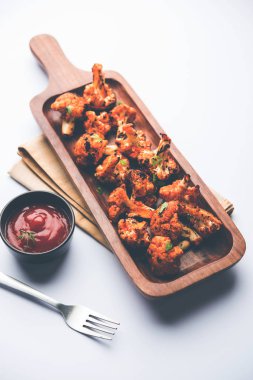 Tandır Gobi / kavrulmuş karnabahar Tikka Hindistan'dan bir marş besindir. Ketçap ile servis. seçici odak