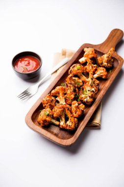 Tandır Gobi / kavrulmuş karnabahar Tikka Hindistan'dan bir marş besindir. Ketçap ile servis. seçici odak