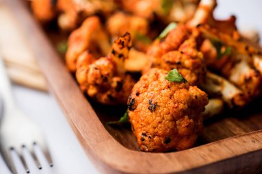 Tandır Gobi / kavrulmuş karnabahar Tikka Hindistan'dan bir marş besindir. Ketçap ile servis. seçici odak