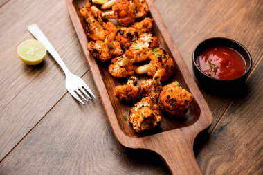 Tandır Gobi / kavrulmuş karnabahar Tikka Hindistan'dan bir marş besindir. Ketçap ile servis. seçici odak