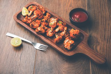 Tandır Gobi / kavrulmuş karnabahar Tikka Hindistan'dan bir marş besindir. Ketçap ile servis. seçici odak