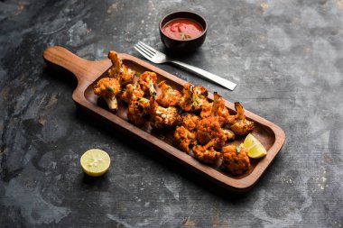 Tandır Gobi / kavrulmuş karnabahar Tikka Hindistan'dan bir marş besindir. Ketçap ile servis. seçici odak