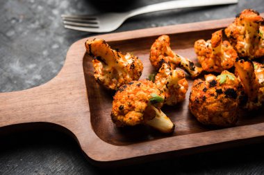 Tandır Gobi / kavrulmuş karnabahar Tikka Hindistan'dan bir marş besindir. Ketçap ile servis. seçici odak