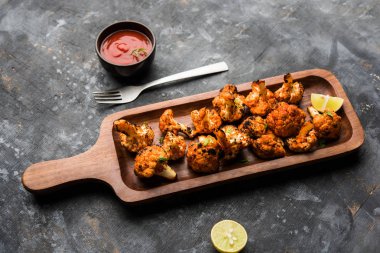 Tandır Gobi / kavrulmuş karnabahar Tikka Hindistan'dan bir marş besindir. Ketçap ile servis. seçici odak