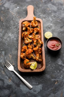 Tandır Gobi / kavrulmuş karnabahar Tikka Hindistan'dan bir marş besindir. Ketçap ile servis. seçici odak