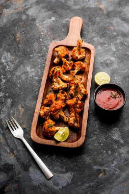 Tandır Gobi / kavrulmuş karnabahar Tikka Hindistan'dan bir marş besindir. Ketçap ile servis. seçici odak