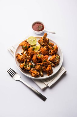 Tandır Gobi / kavrulmuş karnabahar Tikka Hindistan'dan bir marş besindir. Ketçap ile servis. seçici odak