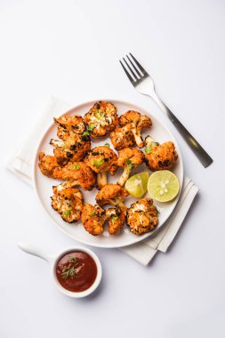 Tandır Gobi / kavrulmuş karnabahar Tikka Hindistan'dan bir marş besindir. Ketçap ile servis. seçici odak