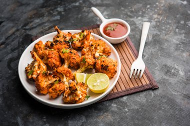 Tandır Gobi / kavrulmuş karnabahar Tikka Hindistan'dan bir marş besindir. Ketçap ile servis. seçici odak