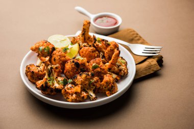Tandır Gobi / kavrulmuş karnabahar Tikka Hindistan'dan bir marş besindir. Ketçap ile servis. seçici odak