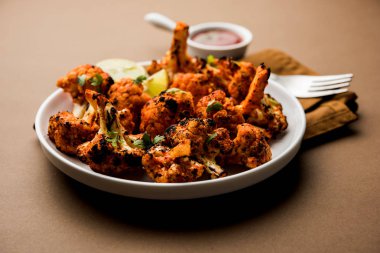 Tandır Gobi / kavrulmuş karnabahar Tikka Hindistan'dan bir marş besindir. Ketçap ile servis. seçici odak