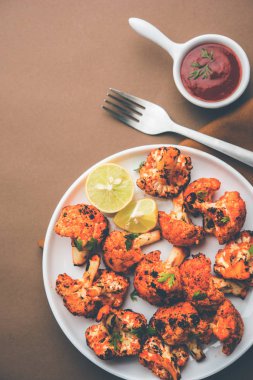 Tandır Gobi / kavrulmuş karnabahar Tikka Hindistan'dan bir marş besindir. Ketçap ile servis. seçici odak