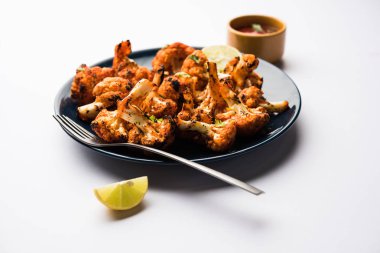 Tandır Gobi / kavrulmuş karnabahar Tikka Hindistan'dan bir marş besindir. Ketçap ile servis. seçici odak