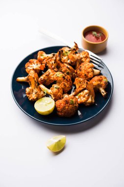 Tandır Gobi / kavrulmuş karnabahar Tikka Hindistan'dan bir marş besindir. Ketçap ile servis. seçici odak