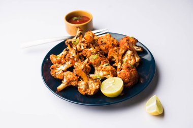Tandır Gobi / kavrulmuş karnabahar Tikka Hindistan'dan bir marş besindir. Ketçap ile servis. seçici odak