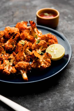 Tandır Gobi / kavrulmuş karnabahar Tikka Hindistan'dan bir marş besindir. Ketçap ile servis. seçici odak