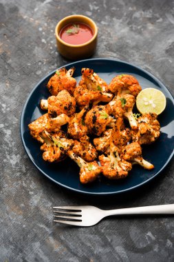 Tandır Gobi / kavrulmuş karnabahar Tikka Hindistan'dan bir marş besindir. Ketçap ile servis. seçici odak