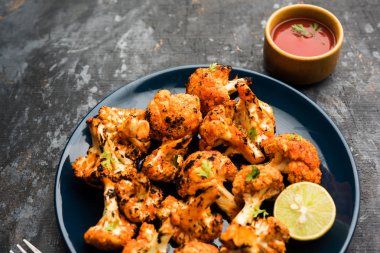 Tandır Gobi / kavrulmuş karnabahar Tikka Hindistan'dan bir marş besindir. Ketçap ile servis. seçici odak