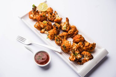 Tandır Gobi / kavrulmuş karnabahar Tikka Hindistan'dan bir marş besindir. Ketçap ile servis. seçici odak