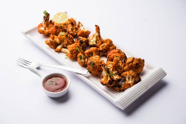 Tandır Gobi / kavrulmuş karnabahar Tikka Hindistan'dan bir marş besindir. Ketçap ile servis. seçici odak