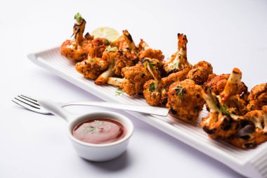 Tandır Gobi / kavrulmuş karnabahar Tikka Hindistan'dan bir marş besindir. Ketçap ile servis. seçici odak
