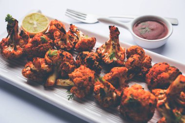 Tandır Gobi / kavrulmuş karnabahar Tikka Hindistan'dan bir marş besindir. Ketçap ile servis. seçici odak