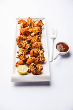 Tandır Gobi / kavrulmuş karnabahar Tikka Hindistan'dan bir marş besindir. Ketçap ile servis. seçici odak