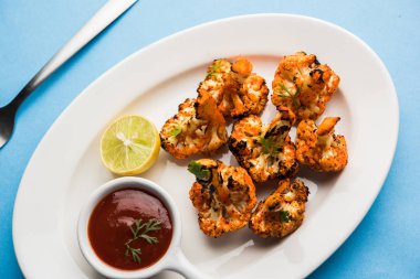 Tandır Gobi / kavrulmuş karnabahar Tikka Hindistan'dan bir marş besindir. Ketçap ile servis. seçici odak