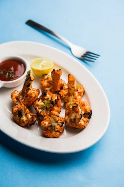 Tandır Gobi / kavrulmuş karnabahar Tikka Hindistan'dan bir marş besindir. Ketçap ile servis. seçici odak