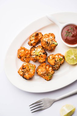 Tandır Gobi / kavrulmuş karnabahar Tikka Hindistan'dan bir marş besindir. Ketçap ile servis. seçici odak