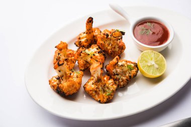 Tandır Gobi / kavrulmuş karnabahar Tikka Hindistan'dan bir marş besindir. Ketçap ile servis. seçici odak