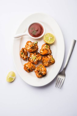 Tandır Gobi / kavrulmuş karnabahar Tikka Hindistan'dan bir marş besindir. Ketçap ile servis. seçici odak