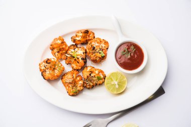 Tandır Gobi / kavrulmuş karnabahar Tikka Hindistan'dan bir marş besindir. Ketçap ile servis. seçici odak
