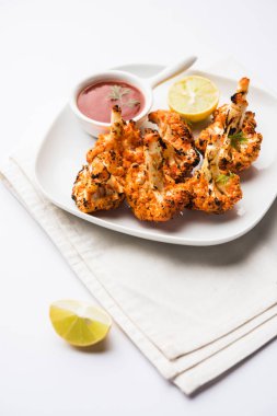 Tandır Gobi / kavrulmuş karnabahar Tikka Hindistan'dan bir marş besindir. Ketçap ile servis. seçici odak