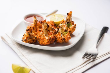 Tandır Gobi / kavrulmuş karnabahar Tikka Hindistan'dan bir marş besindir. Ketçap ile servis. seçici odak