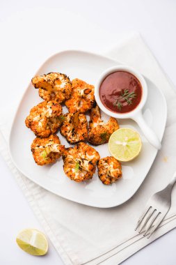 Tandır Gobi / kavrulmuş karnabahar Tikka Hindistan'dan bir marş besindir. Ketçap ile servis. seçici odak