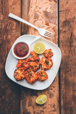 Tandır Gobi / kavrulmuş karnabahar Tikka Hindistan'dan bir marş besindir. Ketçap ile servis. seçici odak