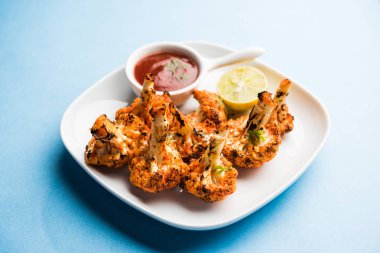 Tandır Gobi / kavrulmuş karnabahar Tikka Hindistan'dan bir marş besindir. Ketçap ile servis. seçici odak