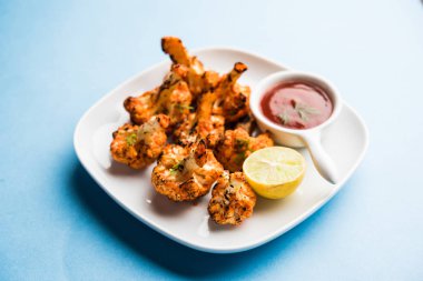 Tandır Gobi / kavrulmuş karnabahar Tikka Hindistan'dan bir marş besindir. Ketçap ile servis. seçici odak