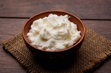 Ev yapımı beyaz tereyağı veya Makhan/Makkhan Hintçe, servis bir kase içinde. seçici odak